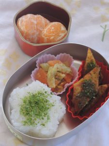 ミモザの花咲き始めの頃の幼稚園児のための和風弁当