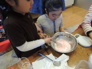 箸置で季節あてゲームと、桜餠作り・小学生の食育教室