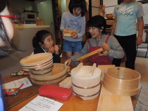 日本の台所道具を使って胡麻豆腐作り！小学生の食育教室