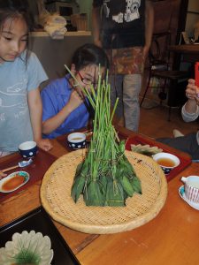 ６月の定番！小学生の食育教室で出雲の粽(笹巻き)作り