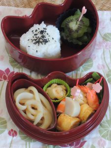 梅雨空の頃の幼稚園児のための和風弁当