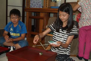 小学生の食育で、昔の日本の食事作法とフルーツ白玉作り